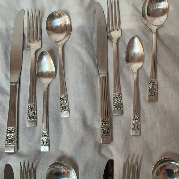 vintage CommunityOneida discontinued Coronation pattern 8 settings+ silverplate